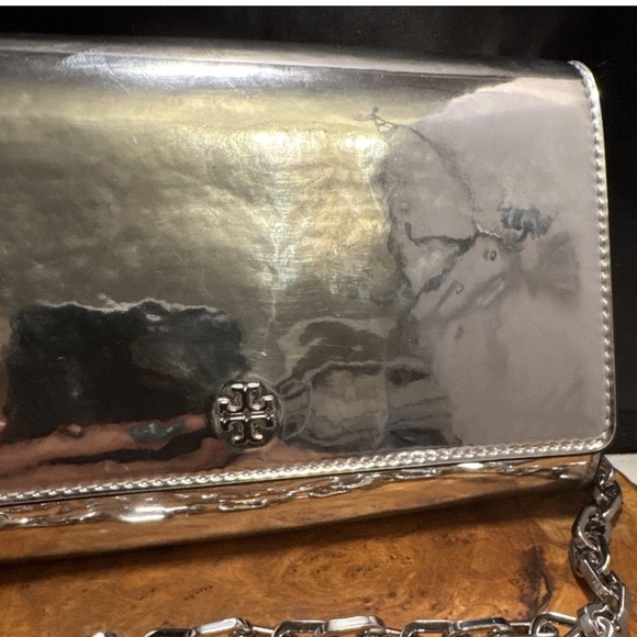 Tory Burch Robinson Mirror Metallic Silver Patent Leather Chain Strap - Picture 2 of 13